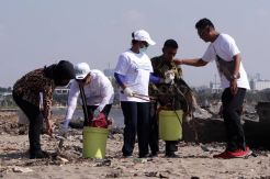 Gerakan Menghadap Laut 2.0 Bersih-Bersih Pantai Ancol