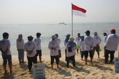 Aksi Bersih-bersih Pantai Sangiang