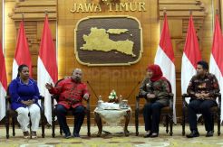 Gubernur Papua Lukas Enembe Temui Khofifah