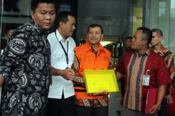 KPK Tahan Sekda Jawa Barat Iwa Karniwa dalam Kasus Suap Meikarta