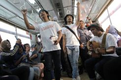 Sambut Hari Pelanggan Nasional, Grup Band D Masiv Hibur Penumpang KRL