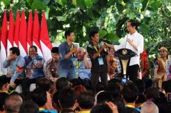 Presiden Jokowi Bagikan Sertifikat TORA di Pontianak