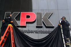 Pegawai KPK Gelar Aksi Tutup Logo di Gedung Merah Putih