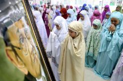 Pelajar SD Muhammadiyah 4 Surabaya Salat Ghaib untuk BJ Habibie