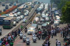 Warga Sambut Iring-iringan Mobil Jenazah BJ Habibie