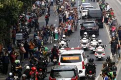 Iring-iringan Mobil Jenazah BJ Habibie Disambut Antusias Warga