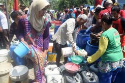Polda Jateng Distribusikan Air di Daerah Kekeringan Grobogan