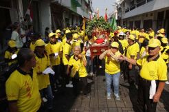 Kirab Dewa Bumi Kelilingi Pecinan Semarang