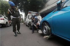 Petugas Dishub Jakarta Derek Taksi Parkir Sembarangan
