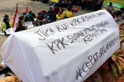 Puluhan Mahasiswa Gelar Aksi Dukung KPK
