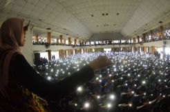2.670 Mahasiswa Nyanyikan Lagu Nasional dengan Virtual Musik