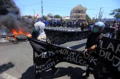 Demo Mahasiswa di Depan DPRD Sulsel Ricuh