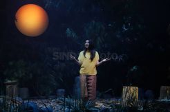 Maudy Koesnadi Tampil dalam Pementasan Beralas Bumi, Beralas Langit