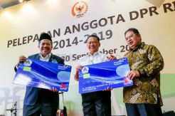 Taspen Serahkan Uang Pensiun dan THT Kepada Mantan Anggota DPR