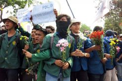 Ratusan Mahasiswa Pengunjuk Rasa Tiba di Kawasan Senayan