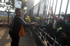 Aksi Damai Mahasiswa Bagikan Bunga ke Polisi