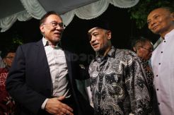 Anwar Ibrahim Takziah ke Kediaman Mendiang BJ Habibie
