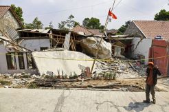 6 Rumah di Purwakarta Hancur Akibat Hujan Batu Raksasa