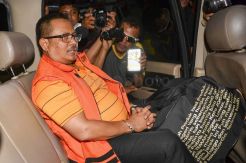 KPK Tahan Bupati Indramayu dan Tiga Tersangka Lainnya