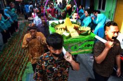 Warga Kebonharjo Semarang Sajikan 9.999 Tumpeng Tempe Mini