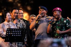 Pimpinan DPR Bergoyang Bersama Ratusan Prajurit TNI-Polri