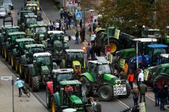 Petani Jerman Penuhi Jalan dengan Traktor Protes Kebijakan Pertanian