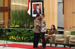 Agus Gumiwan Serahkan Jabatan Mensos Kepada Juliari P Batubara