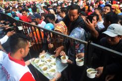 Ribuan Warga Semarang Santap 18.500 Porsi Soto