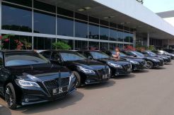 Mobil Dinas Toyota Crown 2.5 HV G-Executive Berjajar di Halaman DPR