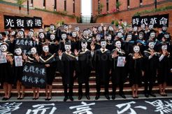 Wisudawan Hong Kong Kenakan Topeng Guy Fawkes Dukung Demonstran