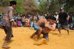 Berharap Turun Hujan, Warga Pamekasan Gelar Pertandingan Okol