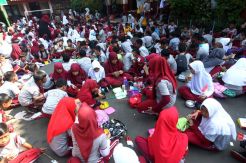Peringati Hari Anak Internasional, Siswa Bermain di Luar Kelas