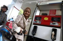 Hari Pahlawan, Operator SPBU Berbusana Pejuang Layani Konsumen