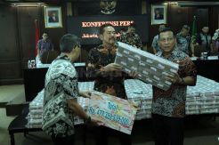 Kejagung Tunjukkan Uang Rp477 Miliar Terkait Korupsi PT PLN Batubara