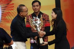 Wapenpar Serahkan Penghargaan Adira Kepada Provinsi Paling Mempesona