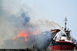 Kapal Pengangkut Barang Terbakar di Pelabuhan Tanjung Emas Semarang