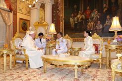 Paus Fransiskus Bertemu Raja Thailand di Bangkok