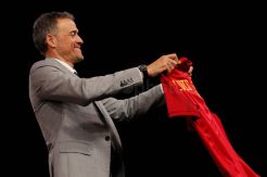 Tunjukkan Jersey, Luis Enrique Resmi Latih La Furia Roja