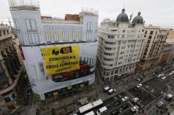 Aktivis Greenpeace Bentang Poster Anti Konsumerisme di Madrid