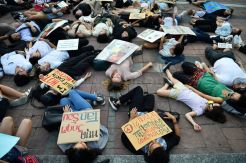 Aktivis Lingkungan Gelar Flash Mob Drop Dead di Bangkok