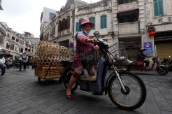 Berwisata Sejarah di Qilou Old Street Hainan China