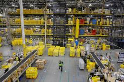 Kesibukan Pekerja Amazon Saat Cyber Monday Berlangsung di Amerika