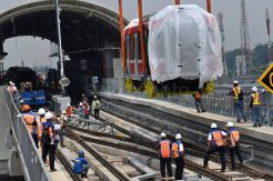 Kereta LRT Tiba di Stasiun Harjamukti Cimanggis