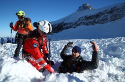 Tim SAR Swiss Gelar Latihan Evakuasi Korban Salju Longsor