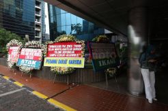 Karangan Bunga Penuhi Halaman Kantor Kementerian BUMN