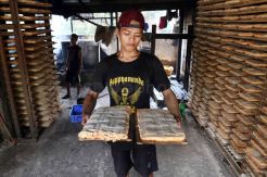 Oncom Tetap Bertahan di Tengah Serbuan Makanan Modern