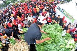 RSUD KRMT Wongsonegoro Bagikan 2.900 Kantong Buah dan Sayur