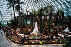 Dekorasi Natal Bernuansa Eropa Timur Percantik Garden by the Bay