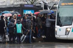 Akibat Pekerja Transportasi Mogok, Warga Paris Berdesakan Naik Trem