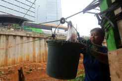 Melihat Cara Unik Penjual Makanan di Tepian Kali Mampang